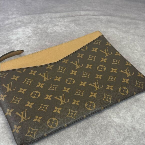 Louis Vuitton Daily Monogram Canvas Large Clutch Pouch - Picture 4 of 13